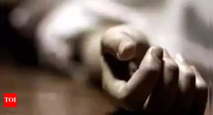 अटक झालेल्या पुरुषांविरूद्ध जखमी झालेल्या जखमी, खूनाच्या आरोपाखाली मुलगी गर्दी करते